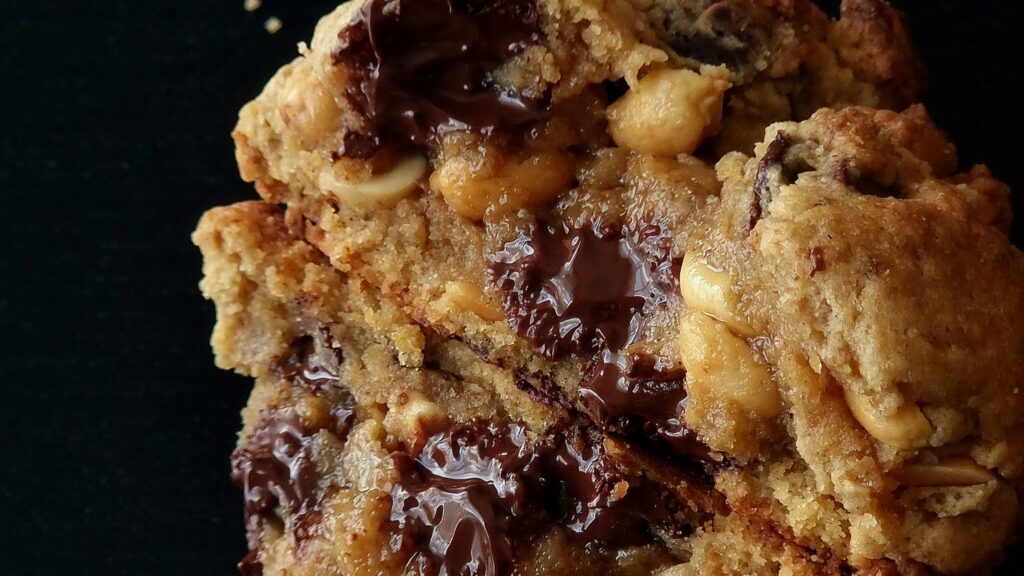 Cookie coupé en deux avec un intérieur fondant et du chocolat fondu
